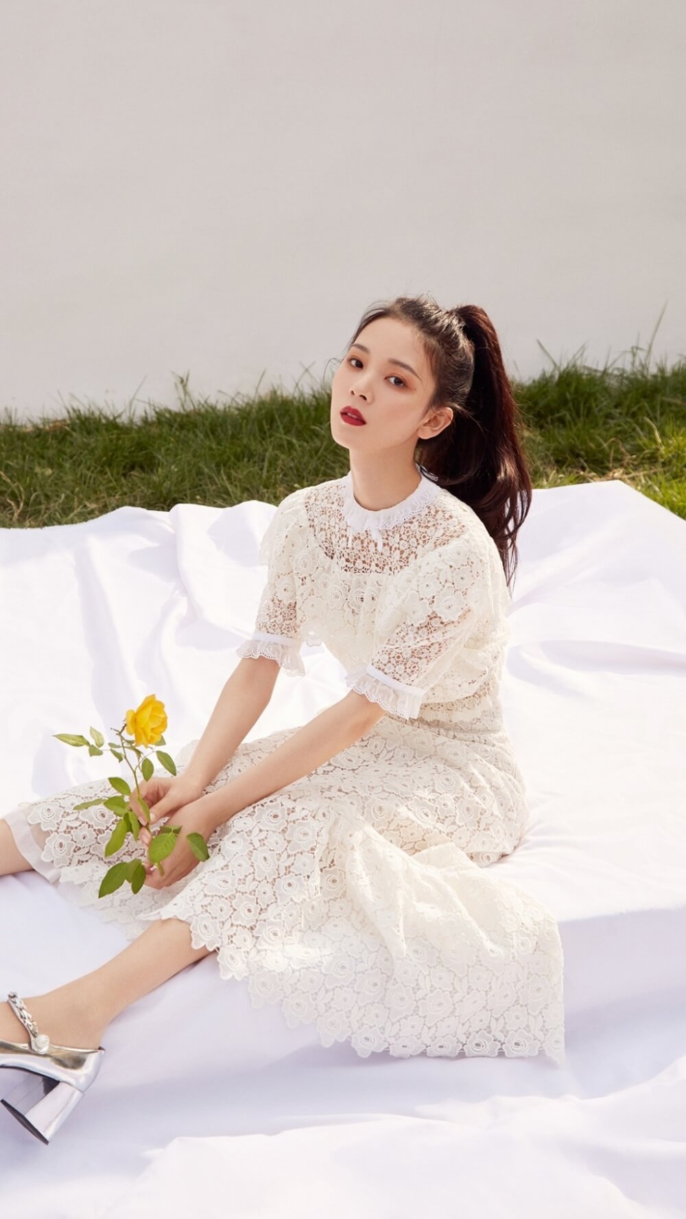 陈瑶穿白色镂空蕾丝裙唯美写真图片