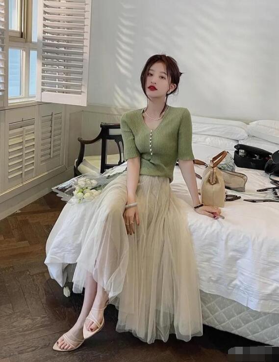 百褶纱裙搭配什么款式上衣最好看?