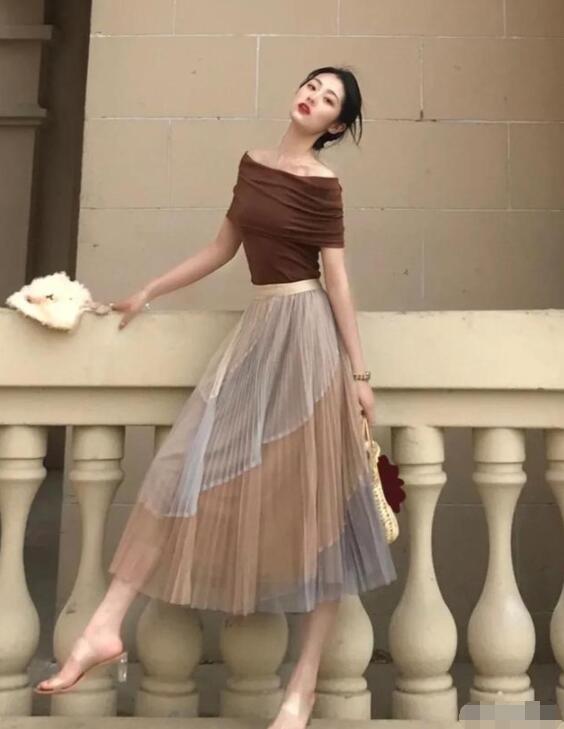 百褶纱裙搭配什么款式上衣最好看？