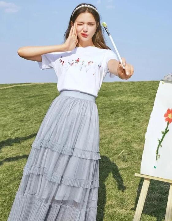 百褶纱裙搭配什么款式上衣最好看？