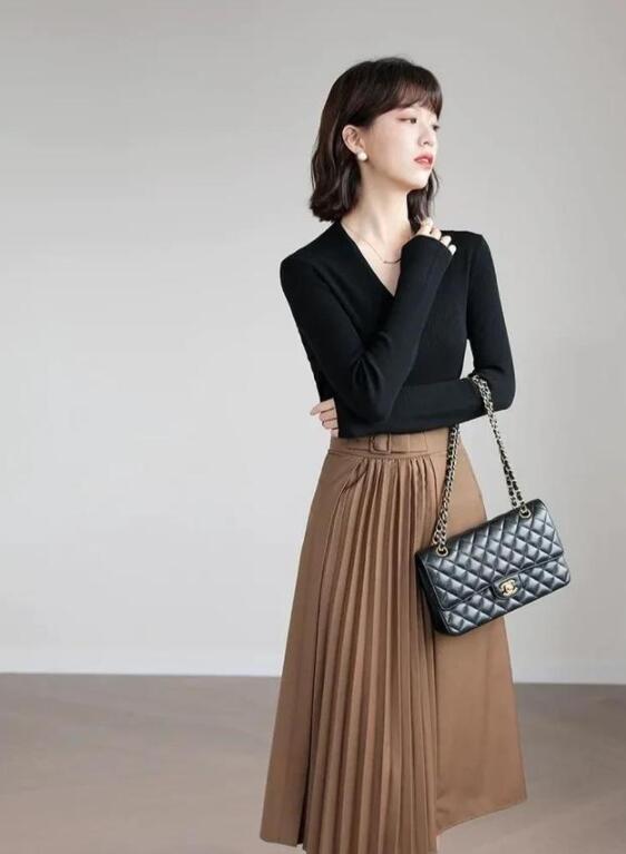 四十岁的女人穿百褶裙如何搭配上衣?