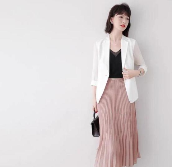 四十岁的女人穿百褶裙如何搭配上衣?