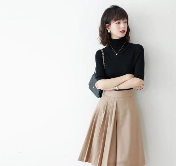 四十岁的女人穿百褶裙如何搭配上衣?