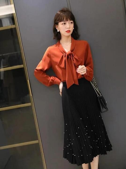 四十岁的女人穿百褶裙如何搭配上衣?