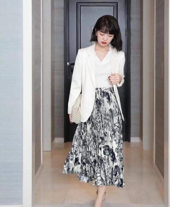 四十岁的女人穿百褶裙如何搭配上衣?