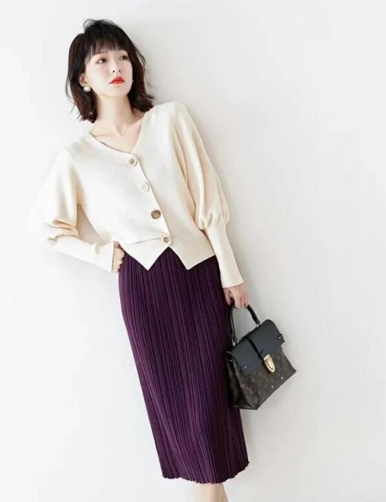 四十岁的女人穿百褶裙如何搭配上衣?