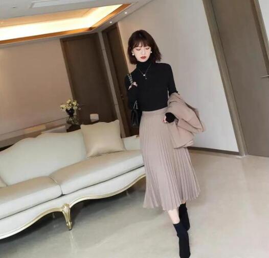 四十岁的女人穿百褶裙如何搭配上衣?