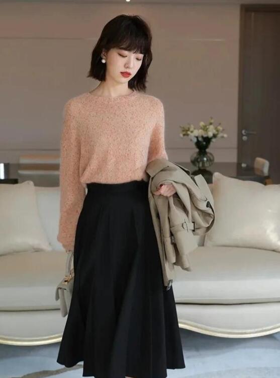 四十岁的女人穿百褶裙如何搭配上衣?