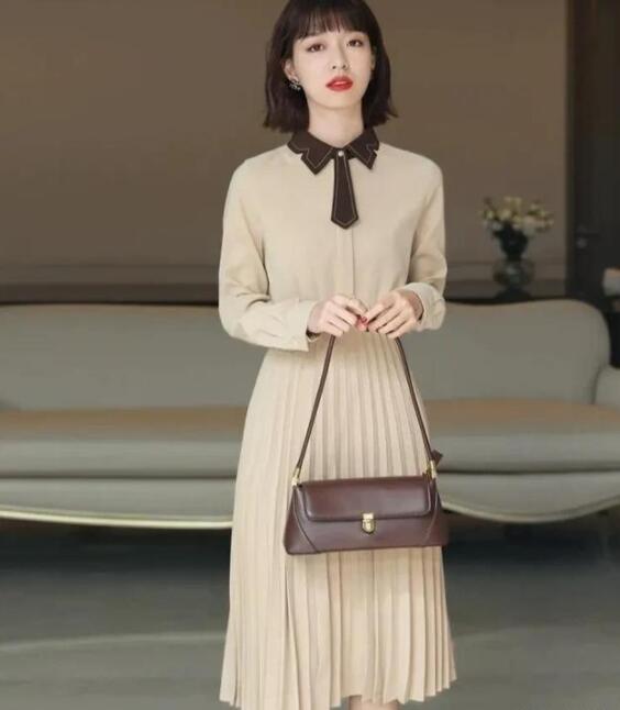 四十岁的女人穿百褶裙如何搭配上衣?