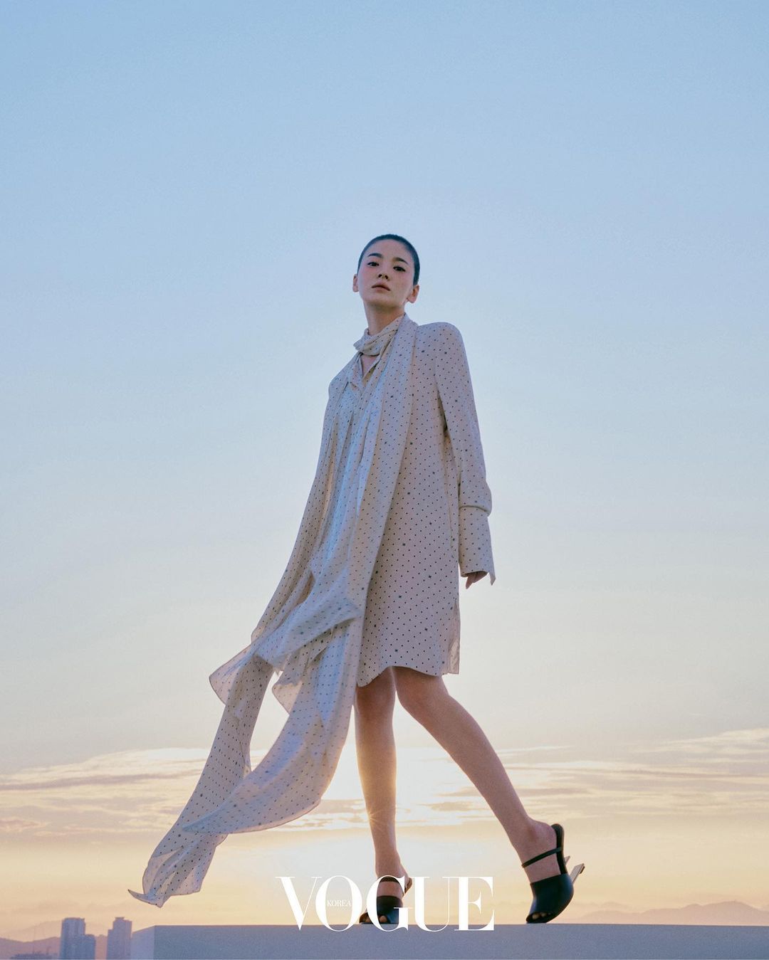 宋慧乔登韩版《Vogue》金九封面，化身优雅 Fendi 女神