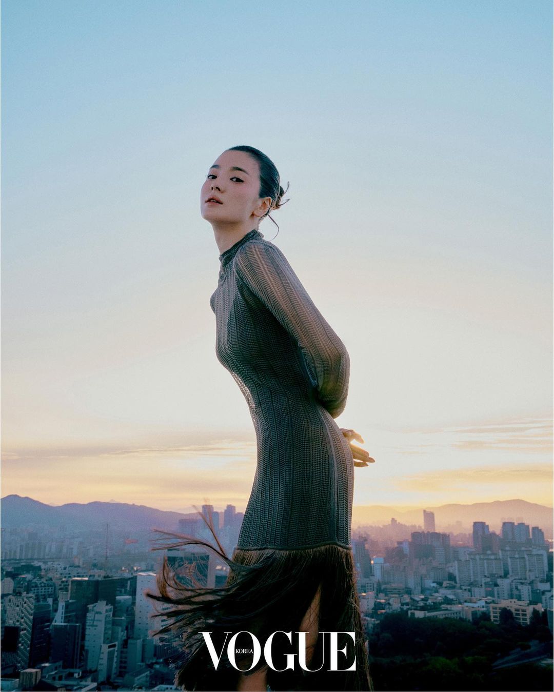 宋慧乔登韩版《Vogue》金九封面，化身优雅 Fendi 女神