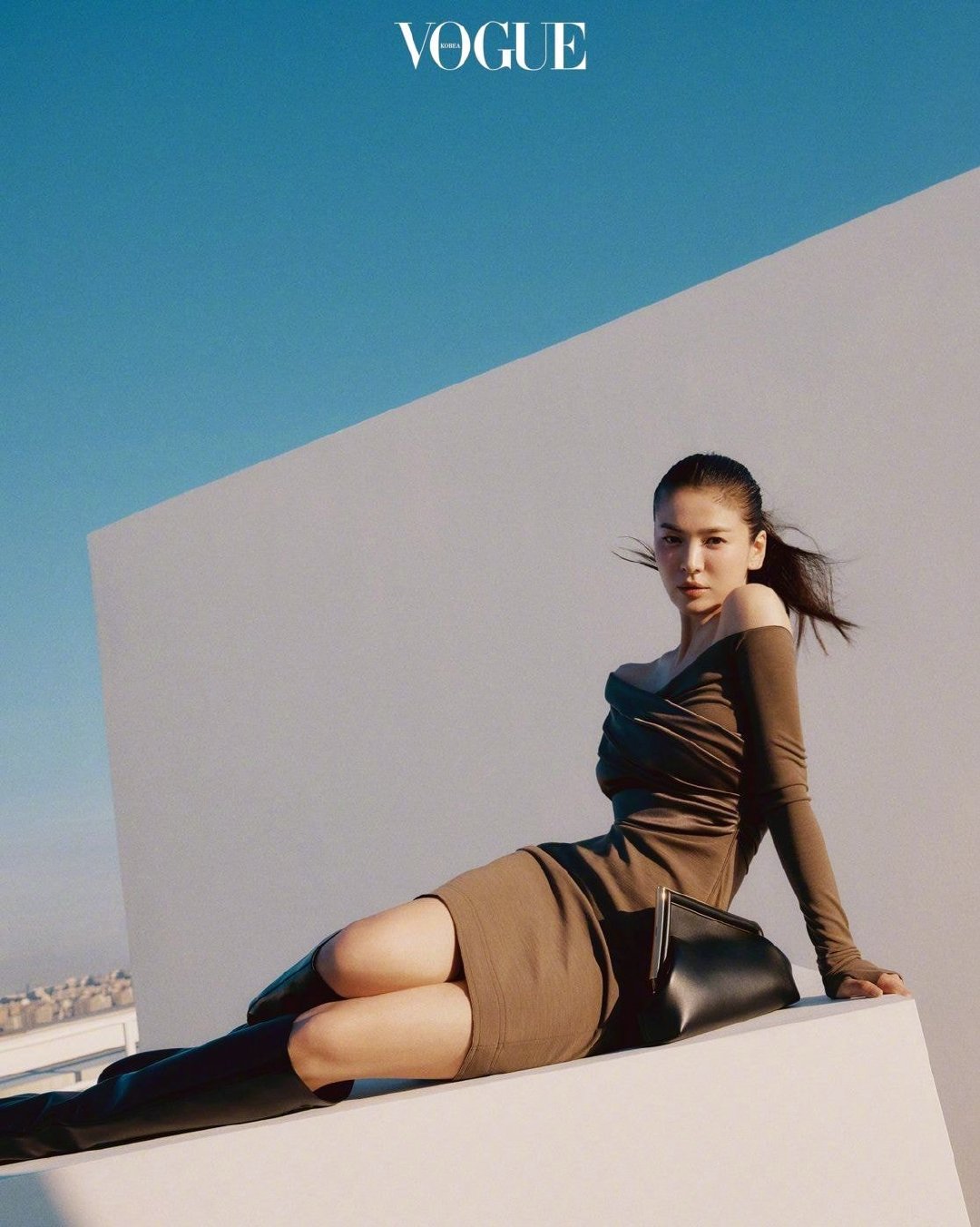 宋慧乔登韩版《Vogue》金九封面，化身优雅 Fendi 女神