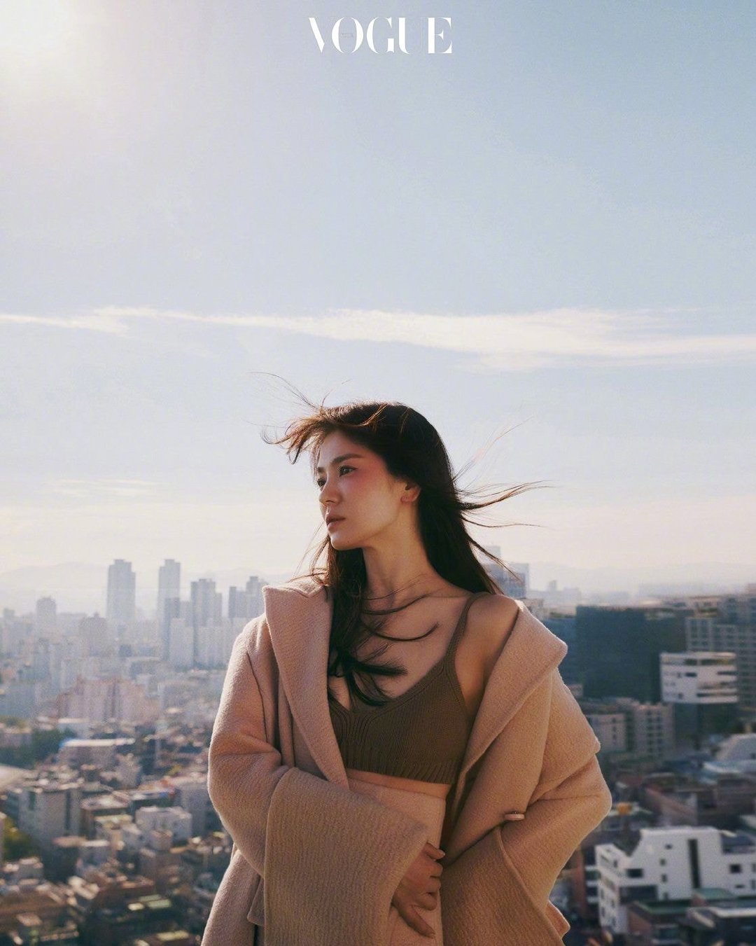 宋慧乔登韩版《Vogue》金九封面，化身优雅 Fendi 女神