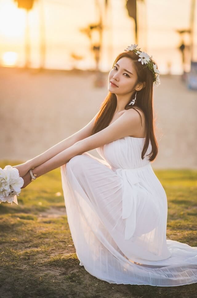 气质美女抹胸长裙户外唯美写真图片