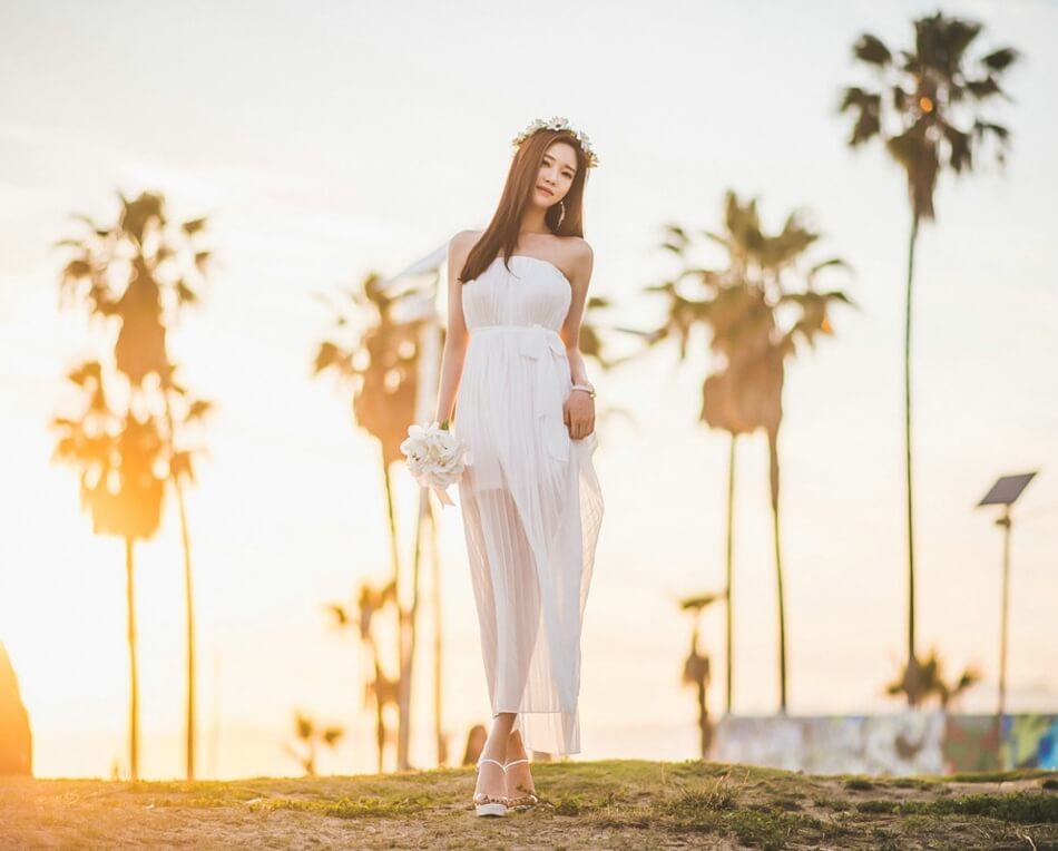 气质美女抹胸长裙户外唯美写真图片