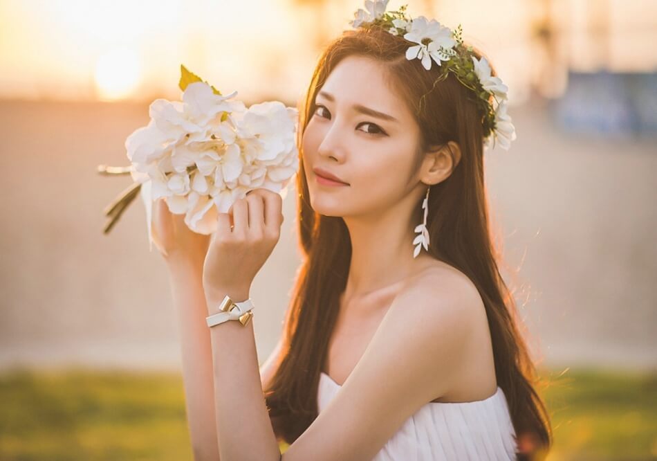 气质美女抹胸长裙户外唯美写真图片