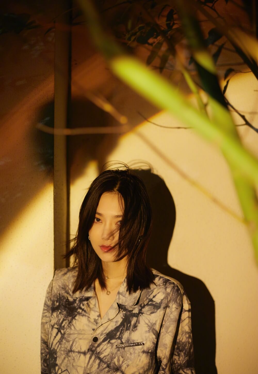 曾可妮暖色调灯光幻影魅力写真图片