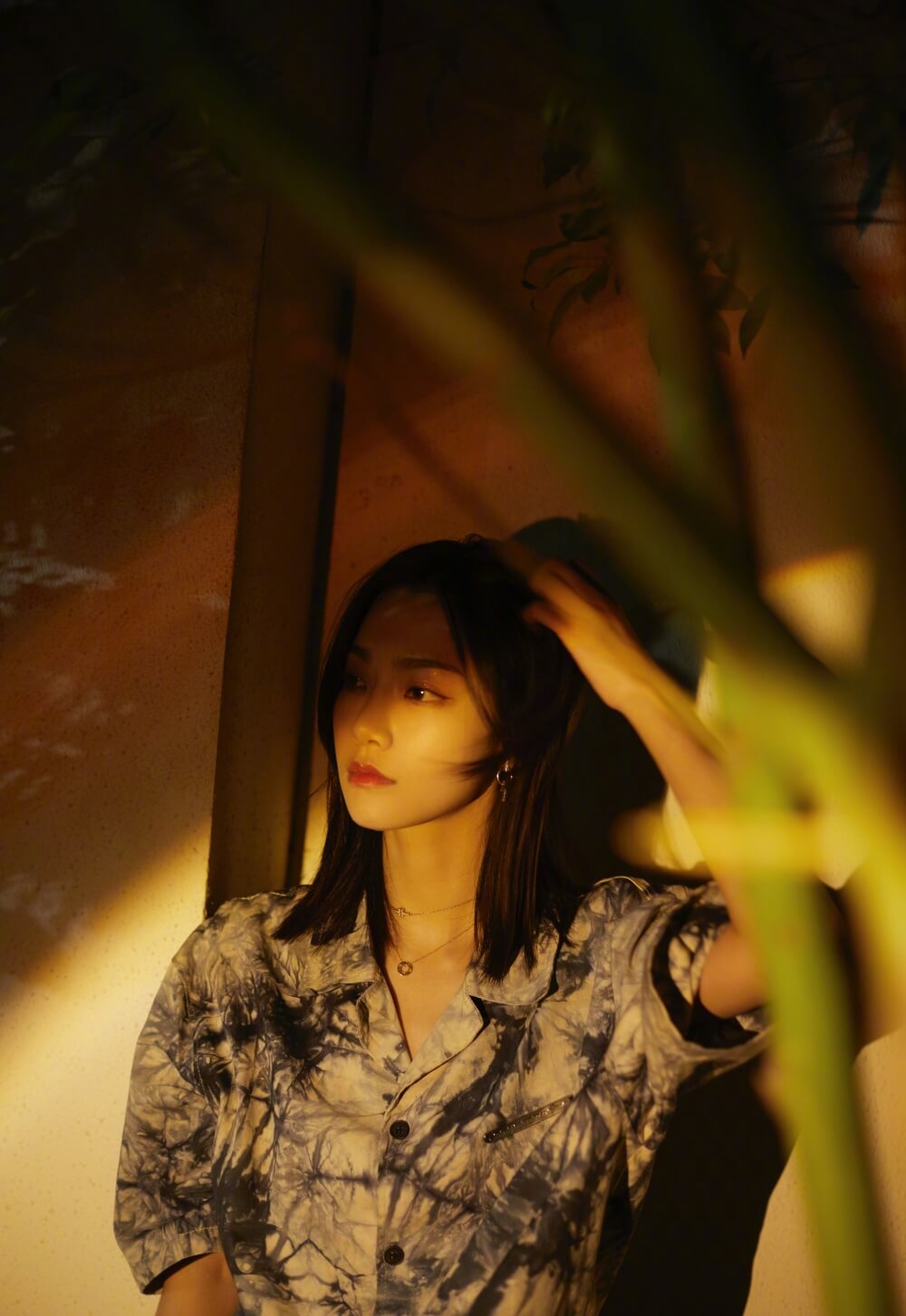 曾可妮暖色调灯光幻影魅力写真图片