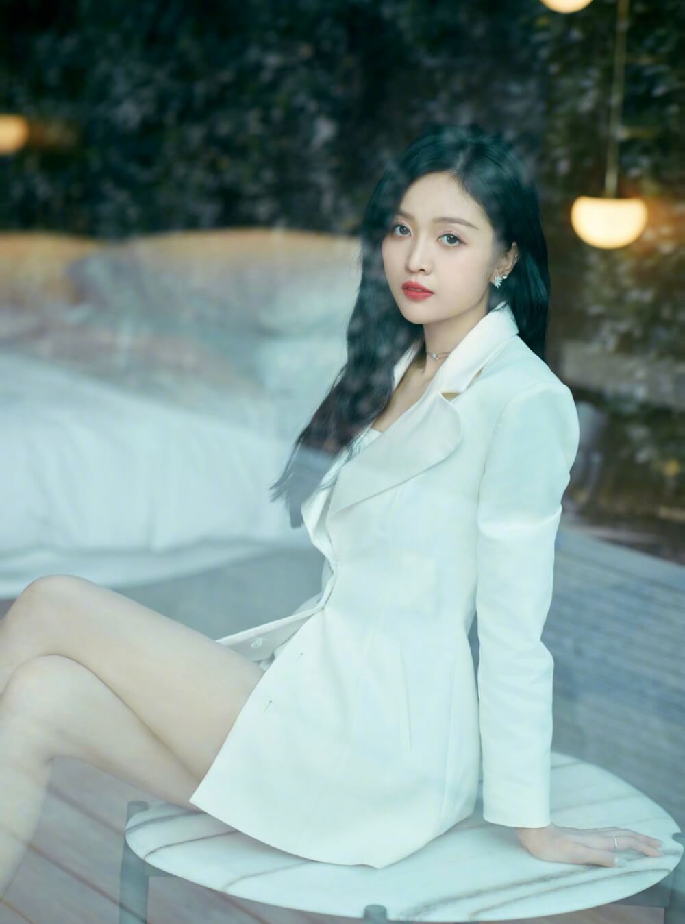 吴宣仪白色西装质感写真图片