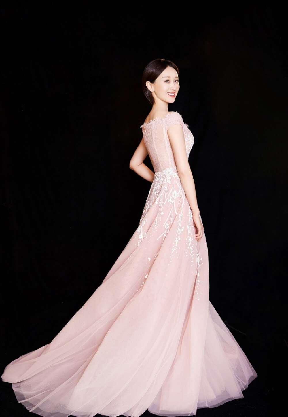 气质女神练练薄款纱裙唯美写真图片