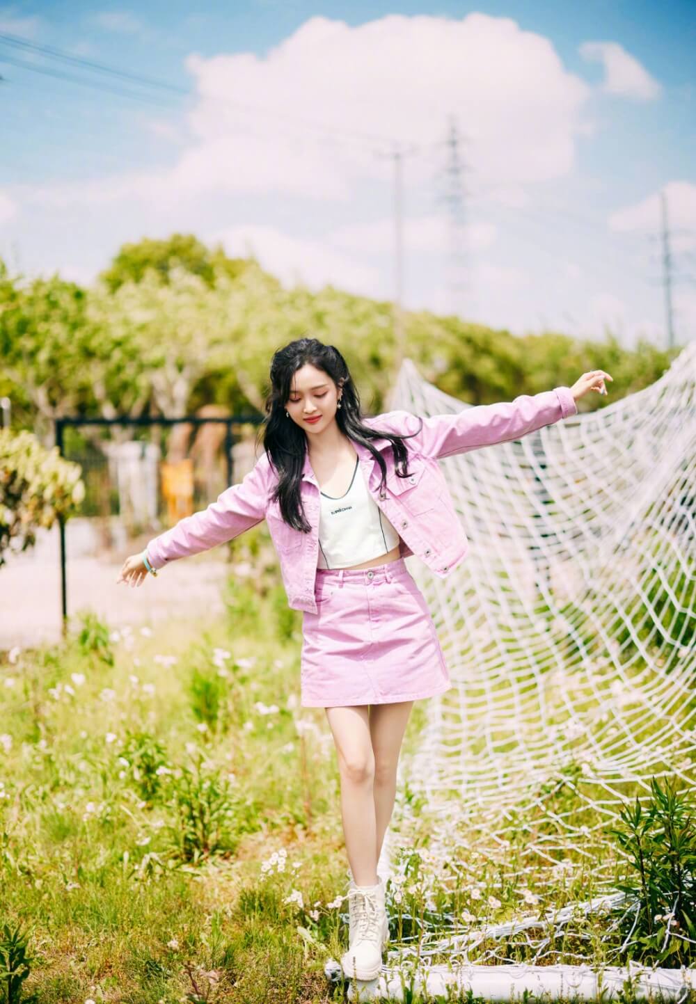吴宣仪粉色套装户外清新写真图片