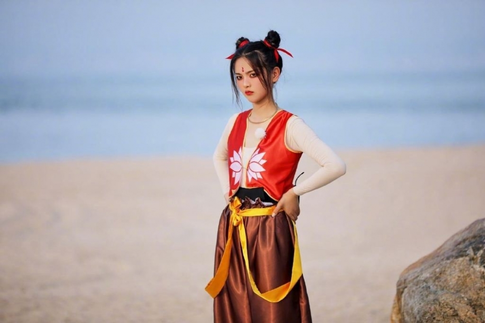 杨超越哪吒造型户外清新写真图片