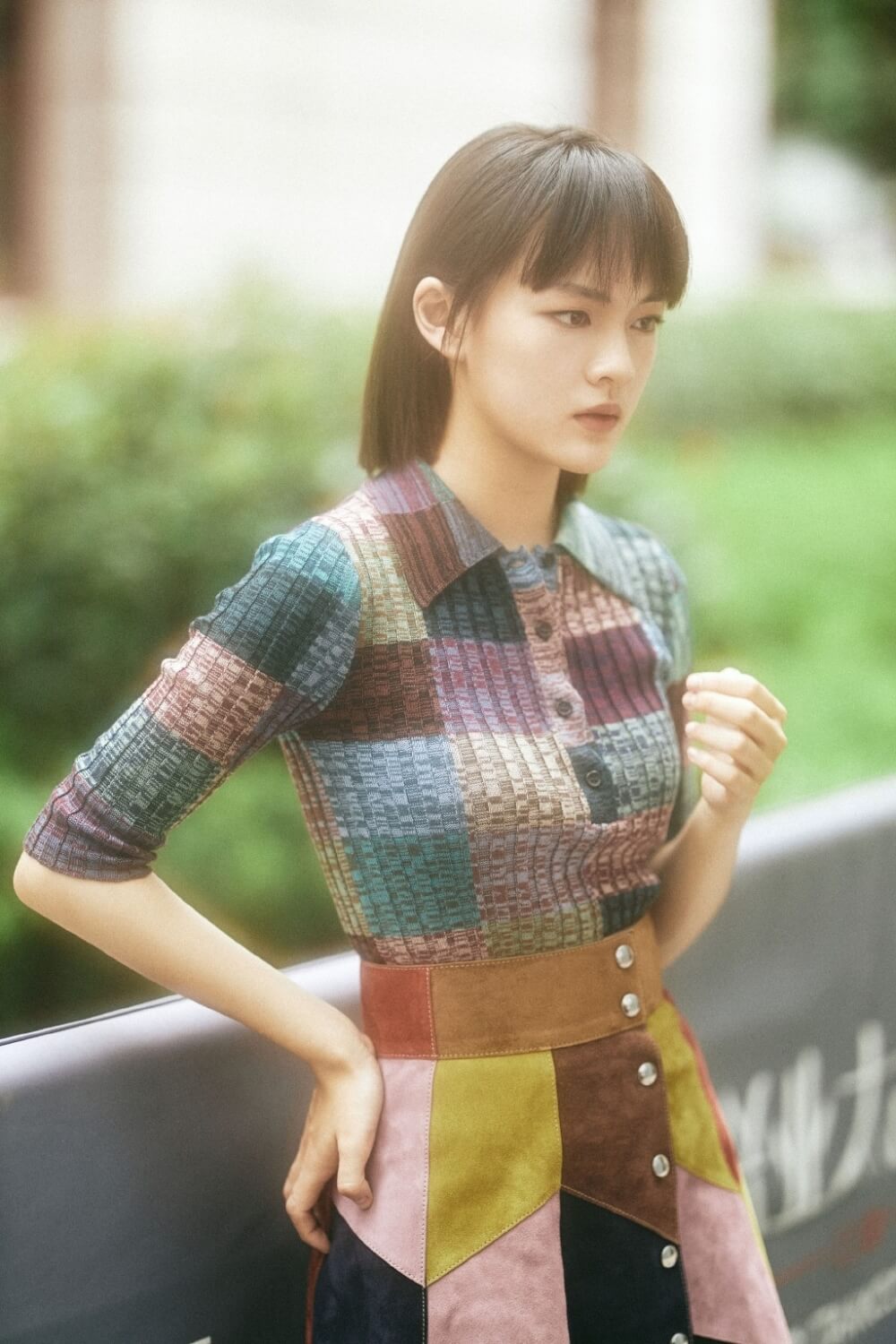 文淇穿格纹长裙复古文艺风写真图片