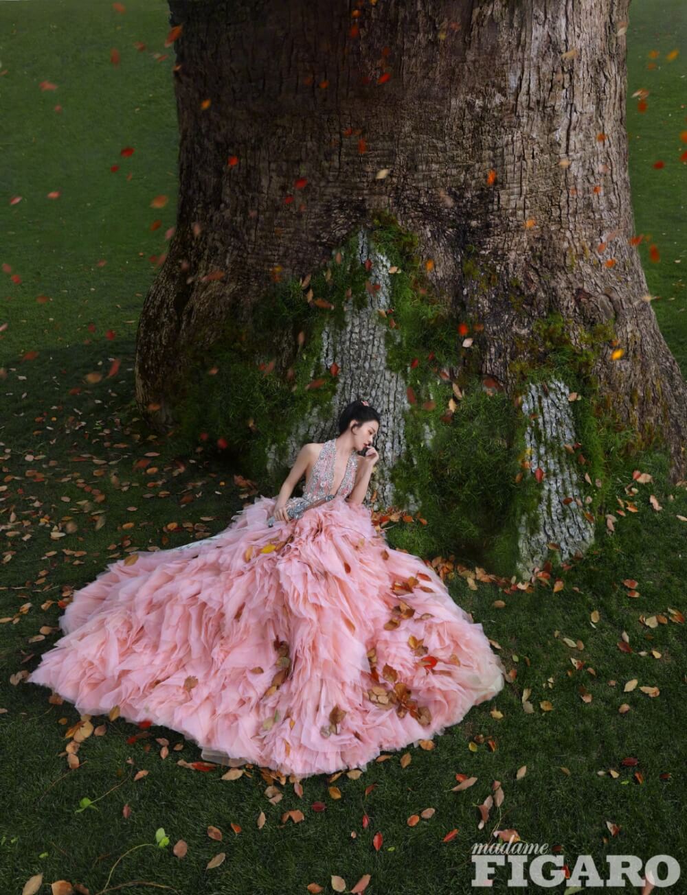 赵丽颖粉色深V花瓣长裙气质风格图片写真