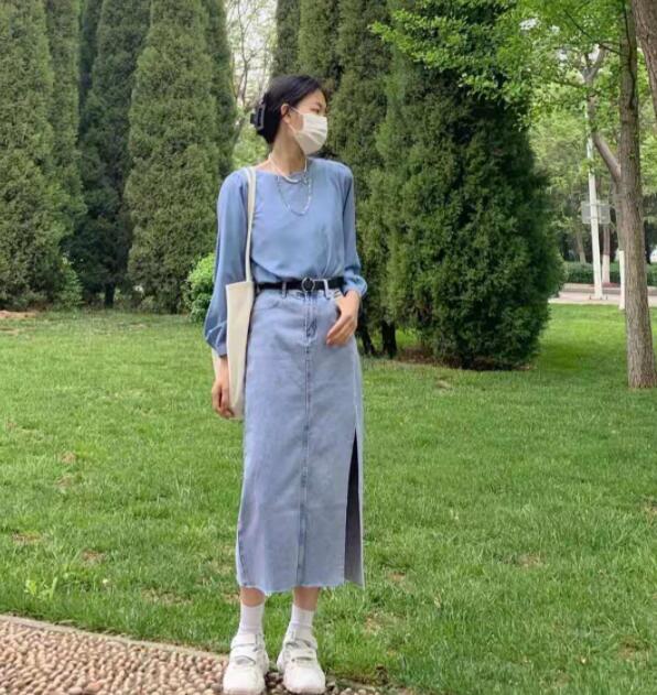 早秋牛仔半身裙搭配什么上衣最好看