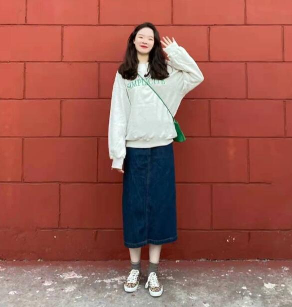 早秋牛仔半身裙搭配什么上衣最好看