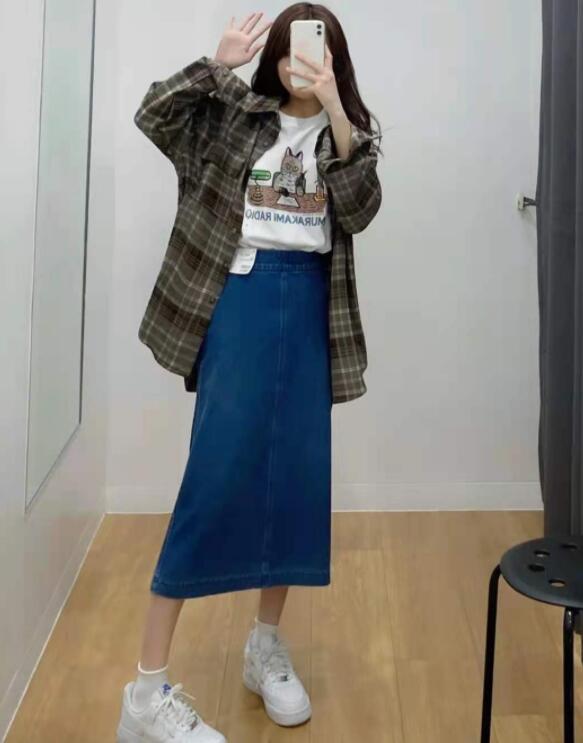 早秋牛仔半身裙搭配什么上衣最好看
