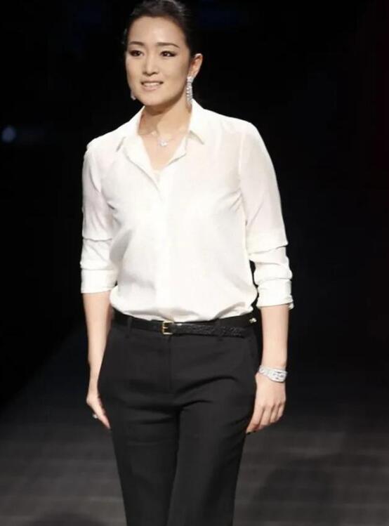 黑色系的日常穿搭有哪些比较好看？