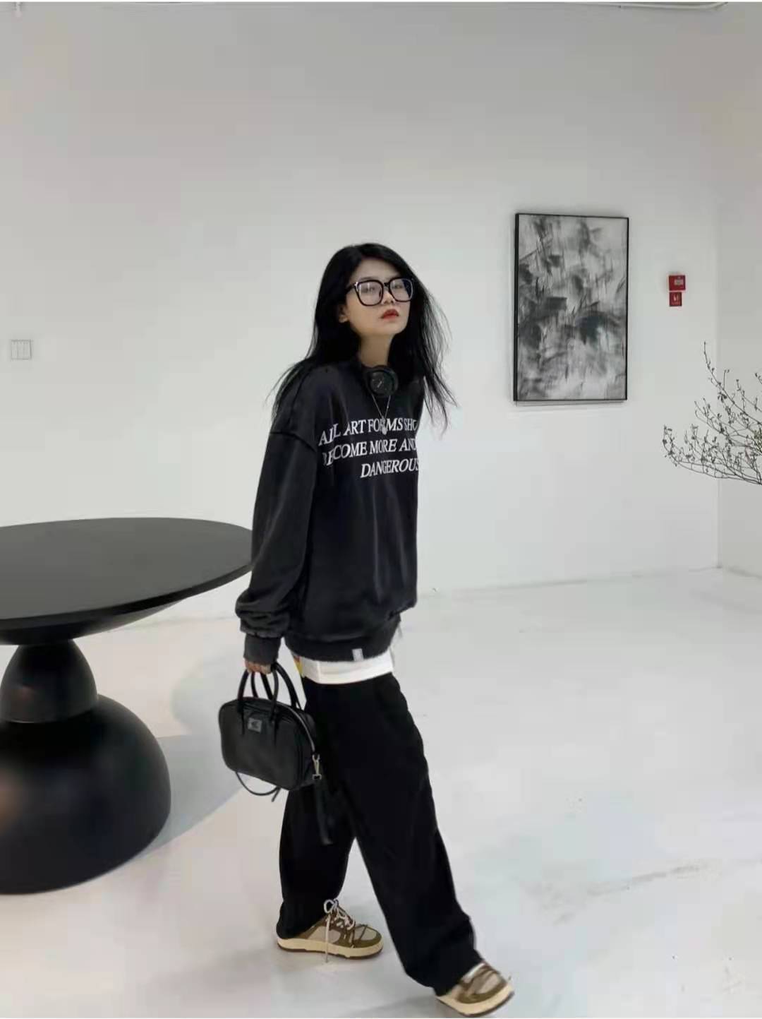 黑色卫衣搭配什么裤子和鞋子好看