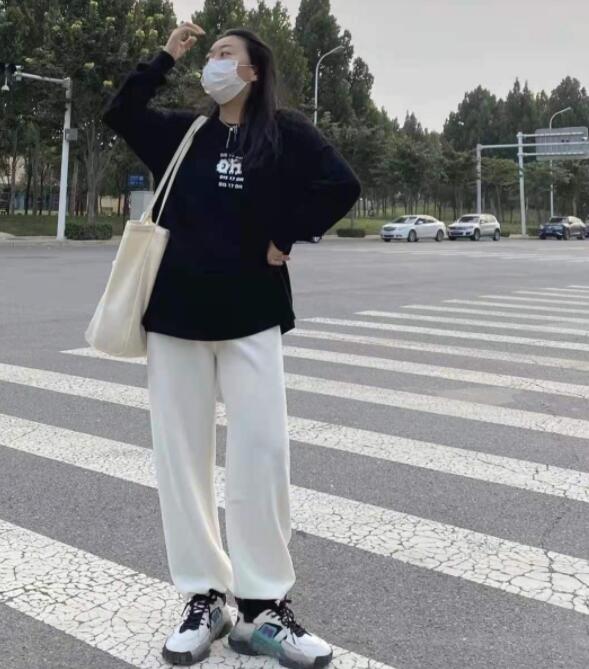 黑色卫衣搭配什么裤子和鞋子好看