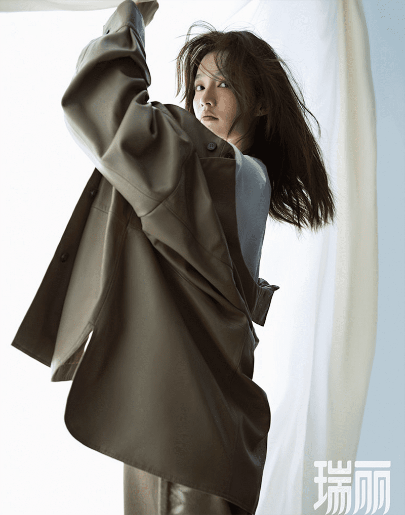 30岁李沁最新少女感写真,下装失踪搭配6套造型太美了