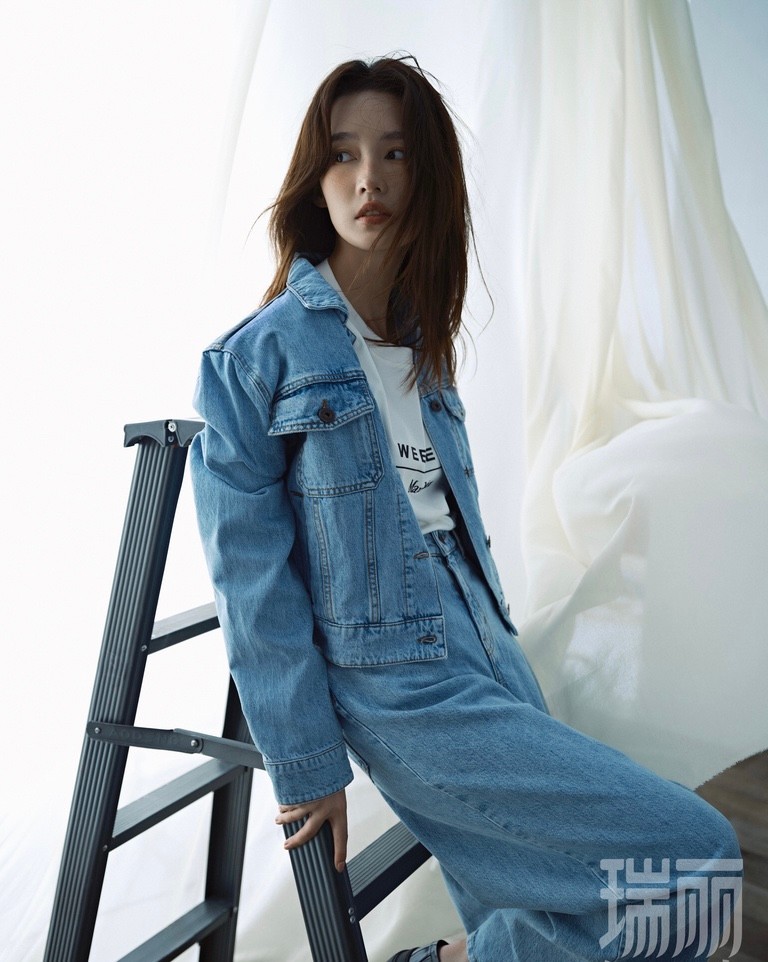 30岁李沁最新少女感写真,下装失踪搭配6套造型太美了