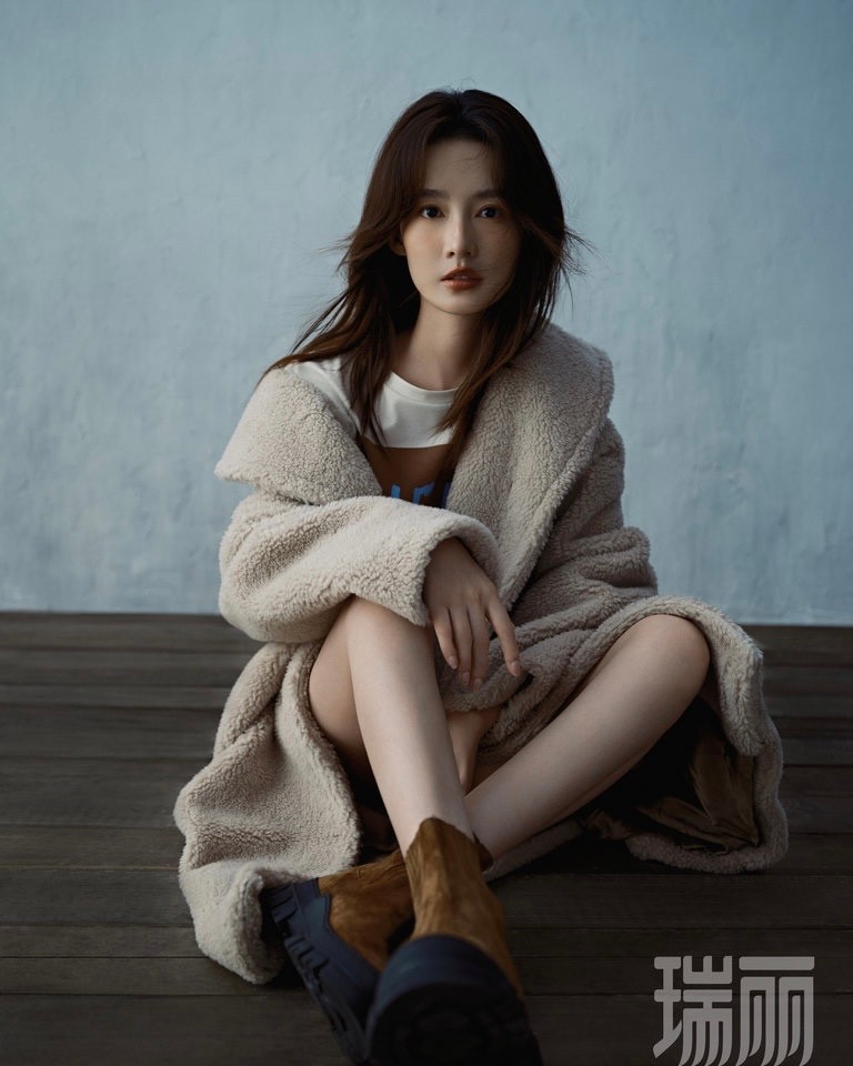 30岁李沁最新少女感写真,下装失踪搭配6套造型太美了