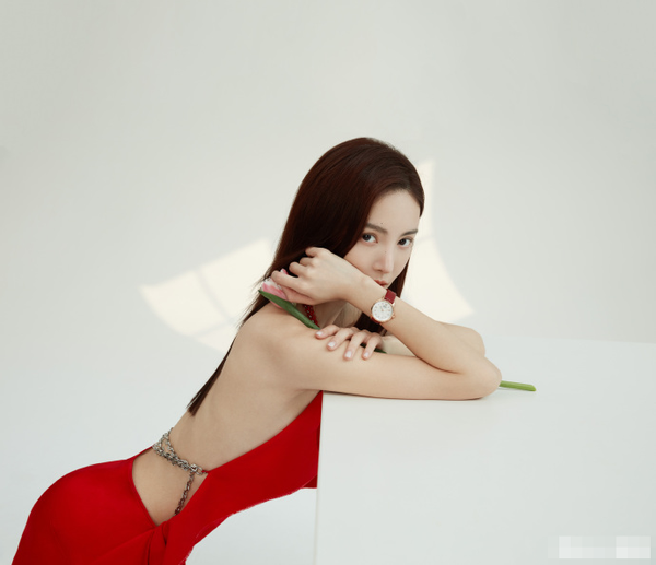 金晨首次大胆尝试性感热辣风格，网友：这才是校花