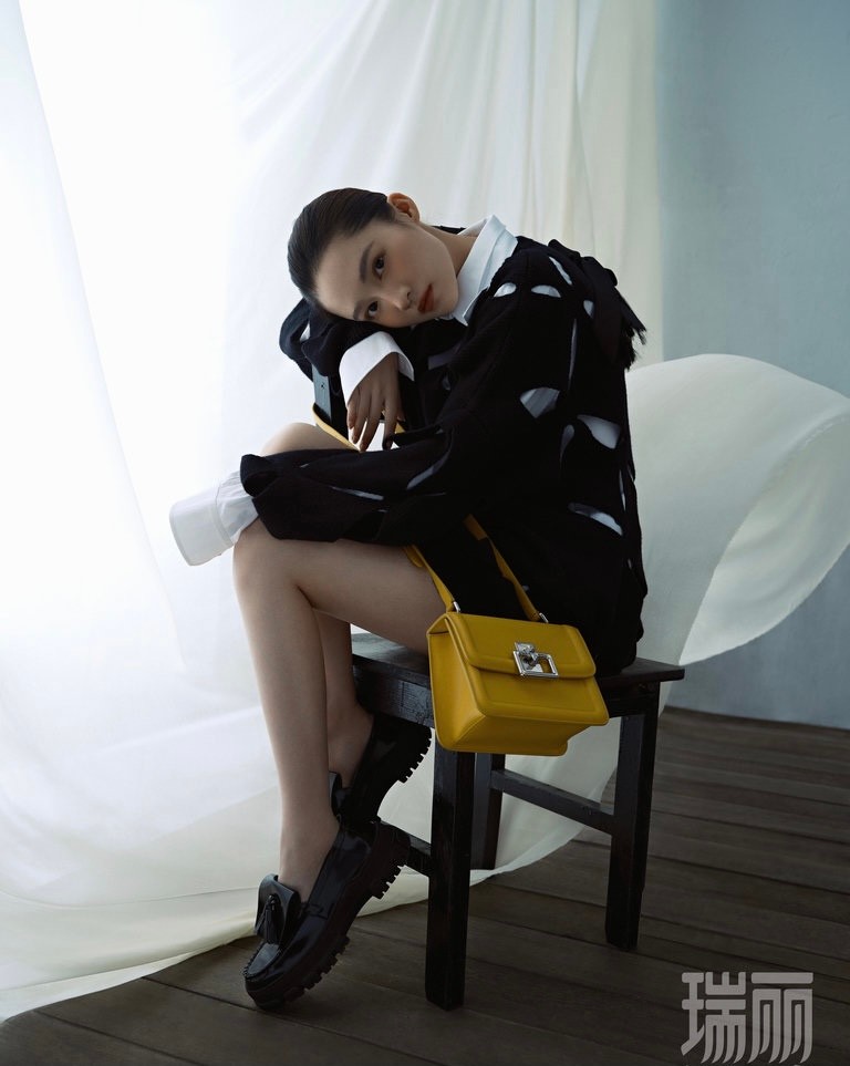 30岁李沁最新少女感写真,下装失踪搭配6套造型太美了