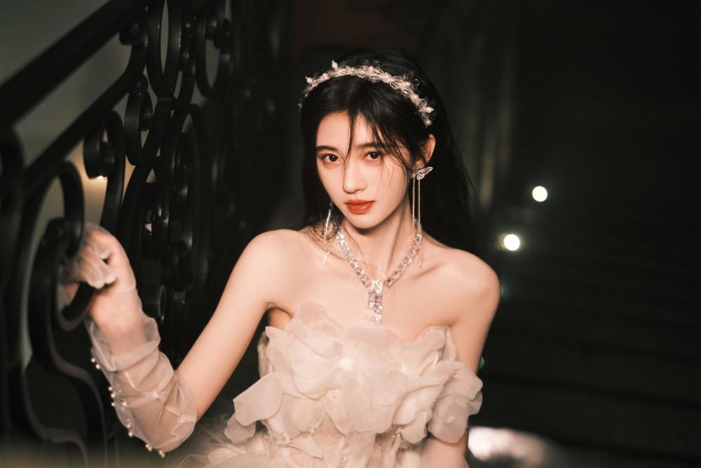 鞠婧祎户外游玩小花朵洞洞帽配樱桃翻晒衣,甜美爆棚