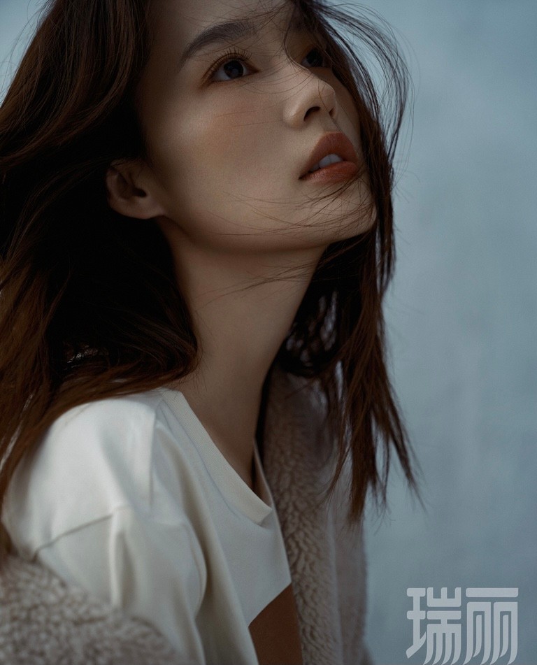 30岁李沁最新少女感写真,下装失踪搭配6套造型太美了