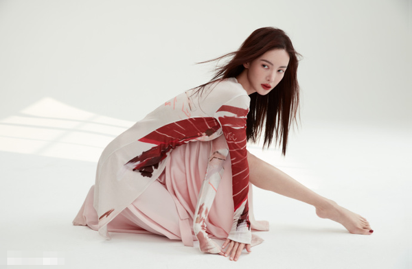 金晨首次大胆尝试性感热辣风格，网友：这才是校花