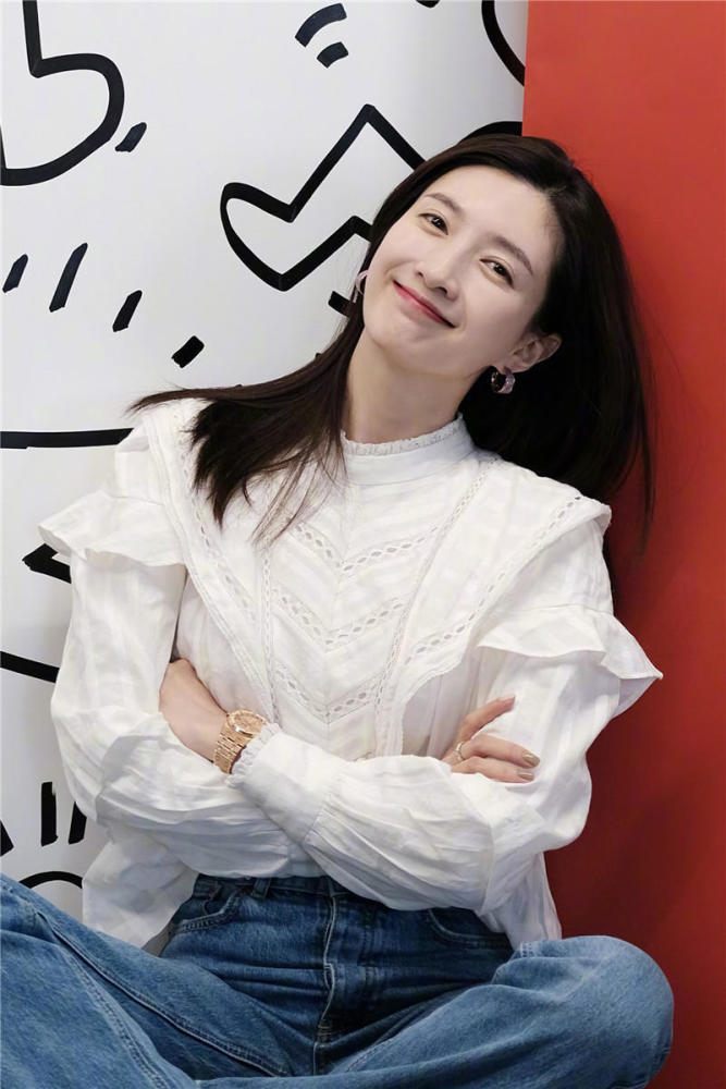 江疏影初秋穿墨绿色皮衣,显瘦气质还高级