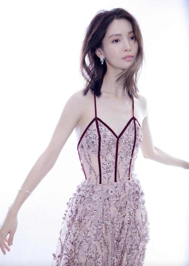 金晨首次大胆尝试性感热辣风格，网友：这才是校花