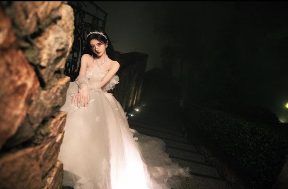 鞠婧祎户外游玩小花朵洞洞帽配樱桃翻晒衣,甜美爆棚
