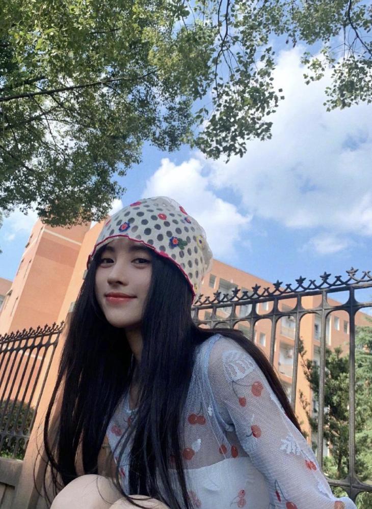鞠婧祎户外游玩小花朵洞洞帽配樱桃翻晒衣,甜美爆棚