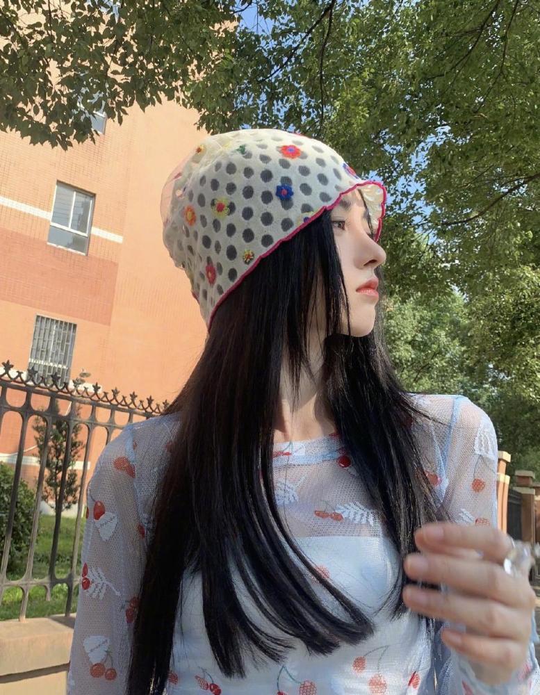 鞠婧祎户外游玩小花朵洞洞帽配樱桃翻晒衣,甜美爆棚
