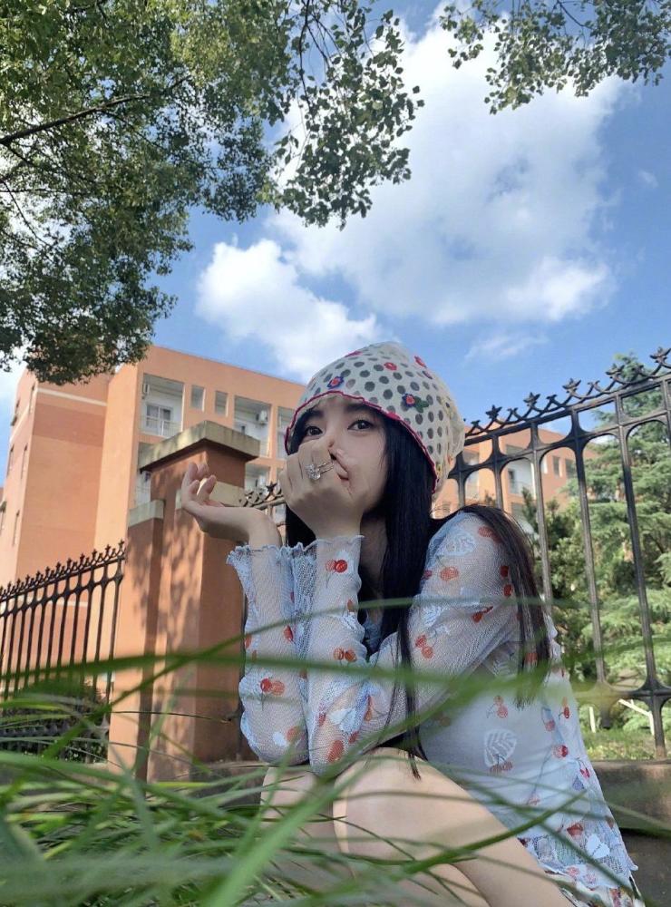 鞠婧祎户外游玩小花朵洞洞帽配樱桃翻晒衣,甜美爆棚