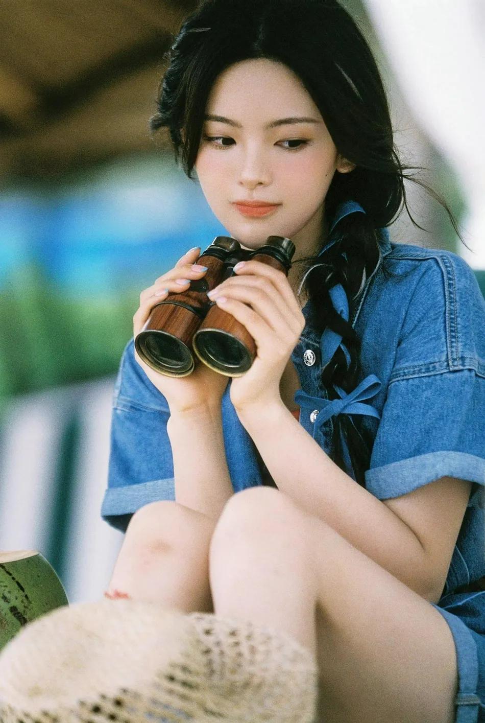 杨超越夏日度假风美图曝光！雪肤玉貌大长腿太靓丽多姿