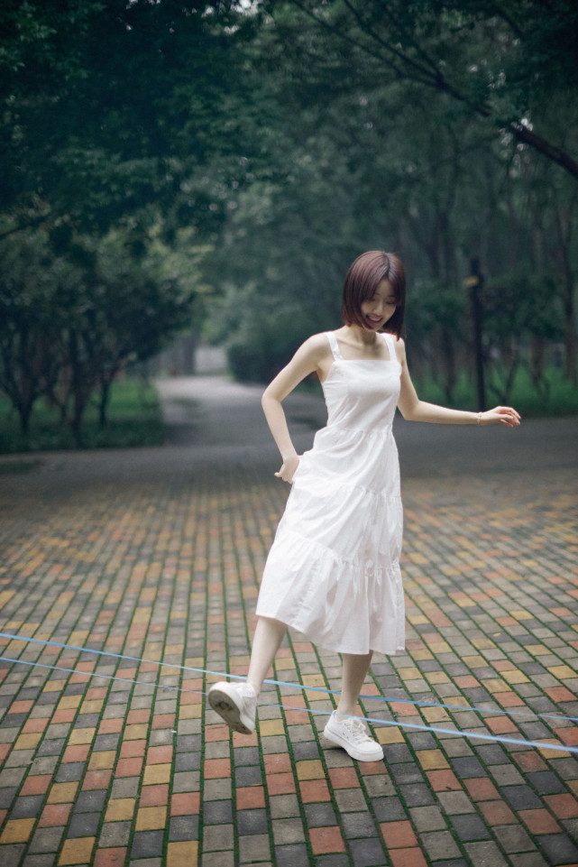 毛晓彤白裙短发清新脱俗美若天仙,跳绳走铁轨引回忆杀